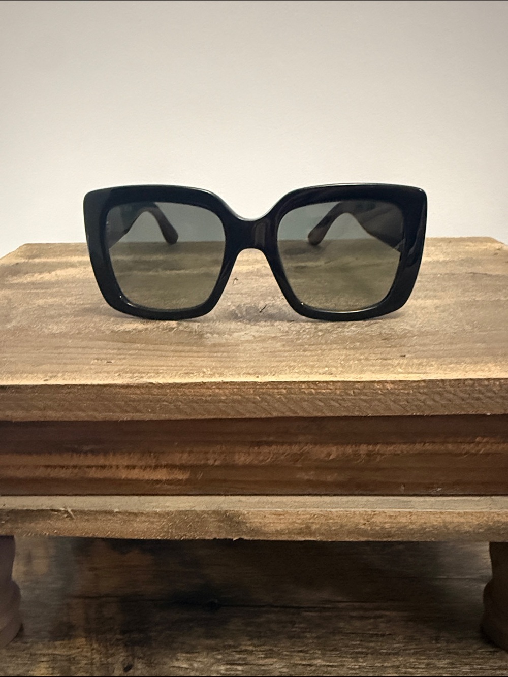 Gucci GG0141SN 001 Oversized Square Sunglasses - Black - Good Condition - Picture 4 of 9